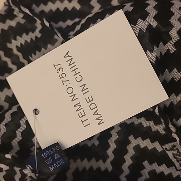 NWT Unbranded Infinity Scarf with Black and White Chevron Pattern - Picture 4 of 7